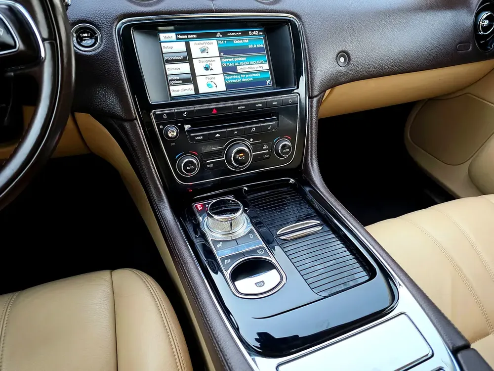Jaguar XJ-L 2015 Blue | 2.0L- 4 Cylinder | Turbocharged| Panoramic | Full Service History | GCC Spec - Image 16