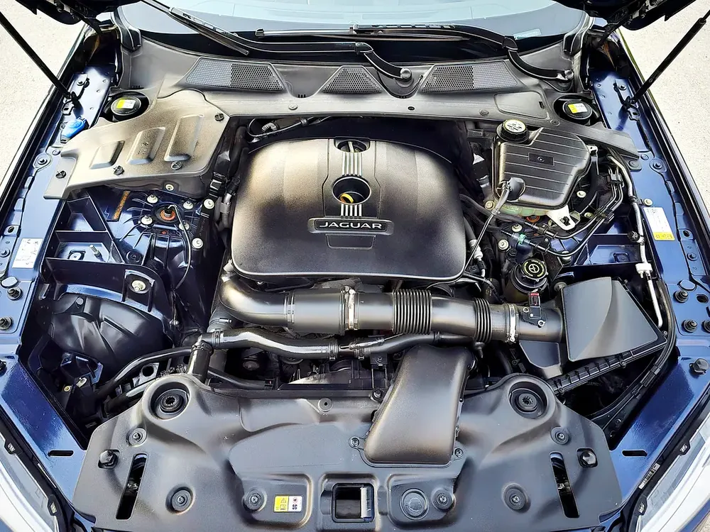 Jaguar XJ-L 2015 Blue | 2.0L- 4 Cylinder | Turbocharged| Panoramic | Full Service History | GCC Spec - Image 20