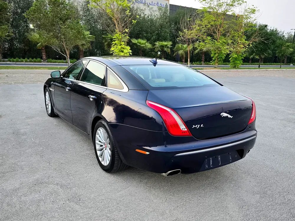 Jaguar XJ-L 2015 Blue | 2.0L- 4 Cylinder | Turbocharged| Panoramic | Full Service History | GCC Spec - Image 4