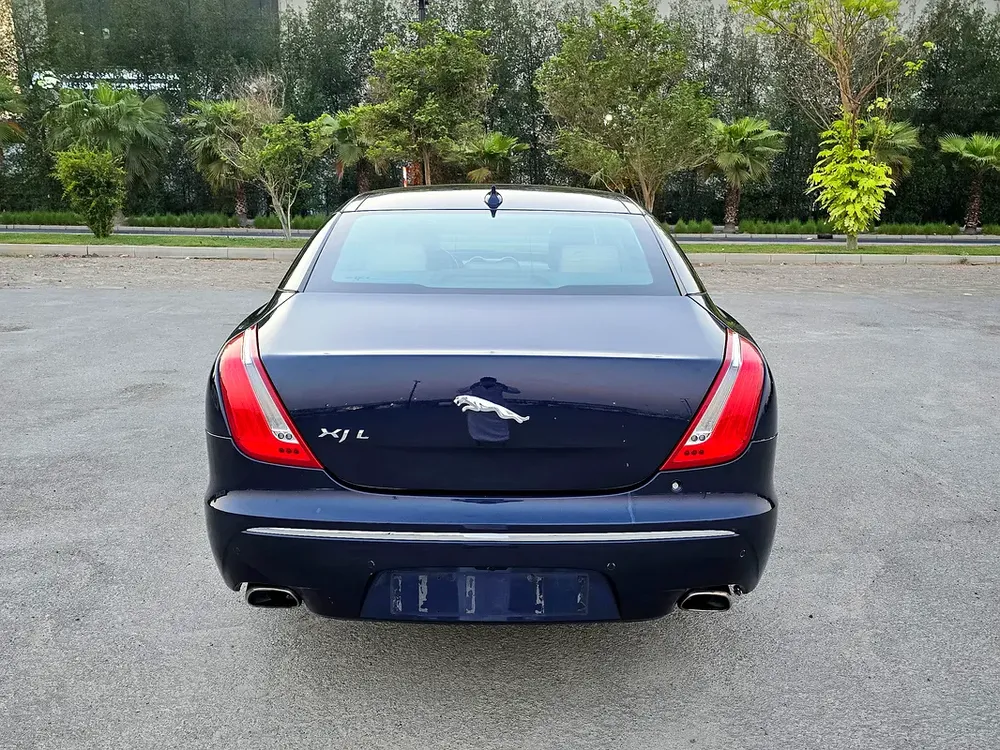 Jaguar XJ-L 2015 Blue | 2.0L- 4 Cylinder | Turbocharged| Panoramic | Full Service History | GCC Spec - Image 5