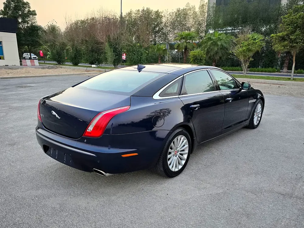 Jaguar XJ-L 2015 Blue | 2.0L- 4 Cylinder | Turbocharged| Panoramic | Full Service History | GCC Spec - Image 6