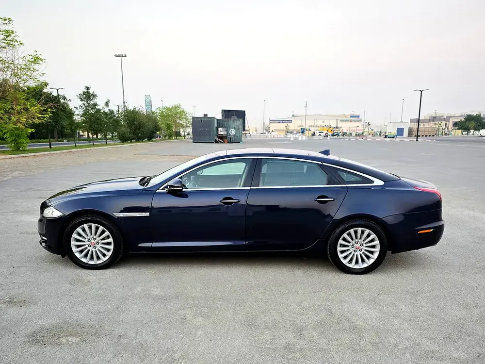 Jaguar XJ-L 2015 Blue | 2.0L- 4 Cylinder | Turbocharged| Panoramic | Full Service History | GCC Spec - Image 7