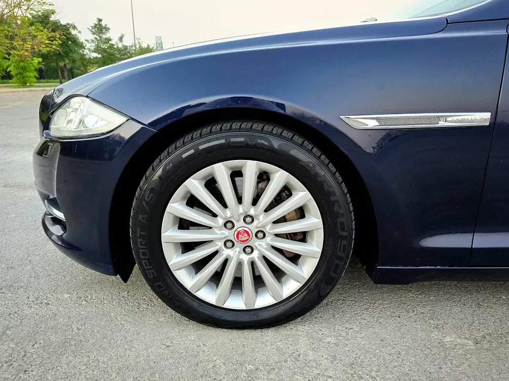 Jaguar XJ-L 2015 Blue | 2.0L- 4 Cylinder | Turbocharged| Panoramic | Full Service History | GCC Spec - Image 8