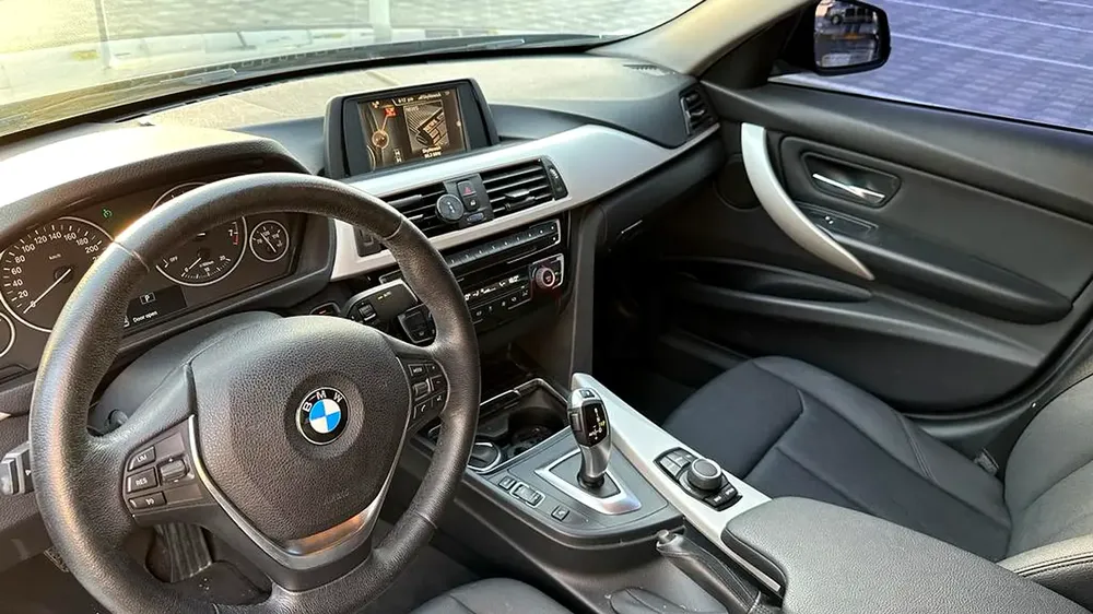BMW 3 Series 318i 2017 GCC Specs - Well Maintained - Image 8