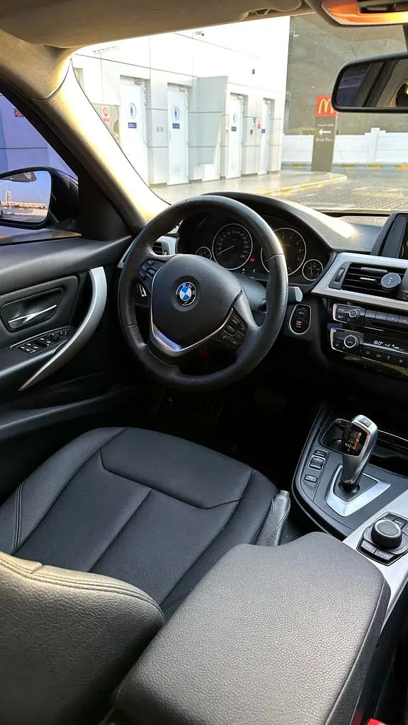 BMW 3 Series 318i 2017 GCC Specs - Well Maintained - Image 9