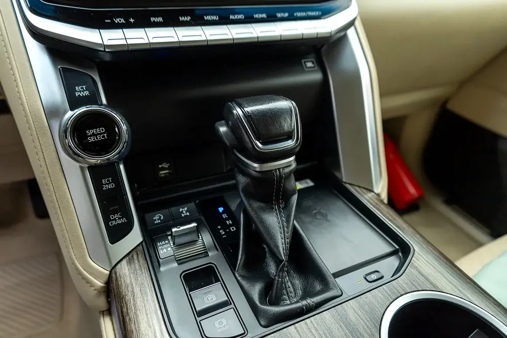 Toyota Land Cruiser 2023 GCC specs - Image 20