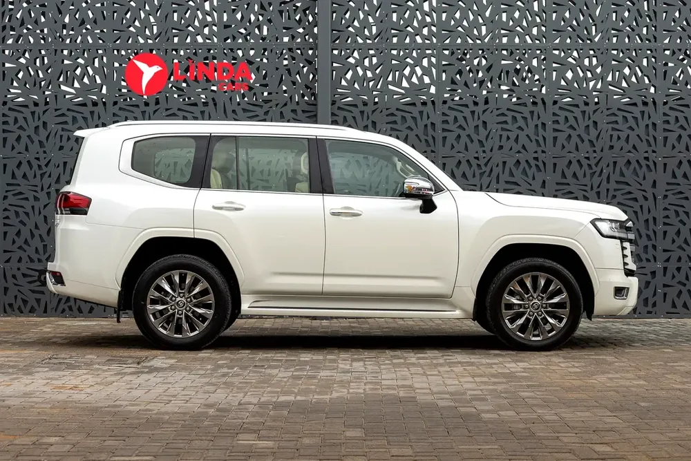 Toyota Land Cruiser 2023 GCC specs - Image 8
