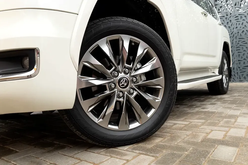Toyota Land Cruiser 2023 GCC specs - Image 9