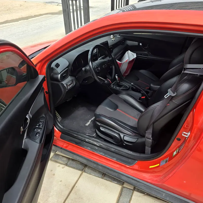 Hyundai Veloster 1.6 Turbo 2019 - American Specs - GCC Ready! Lady Driven - Image 12