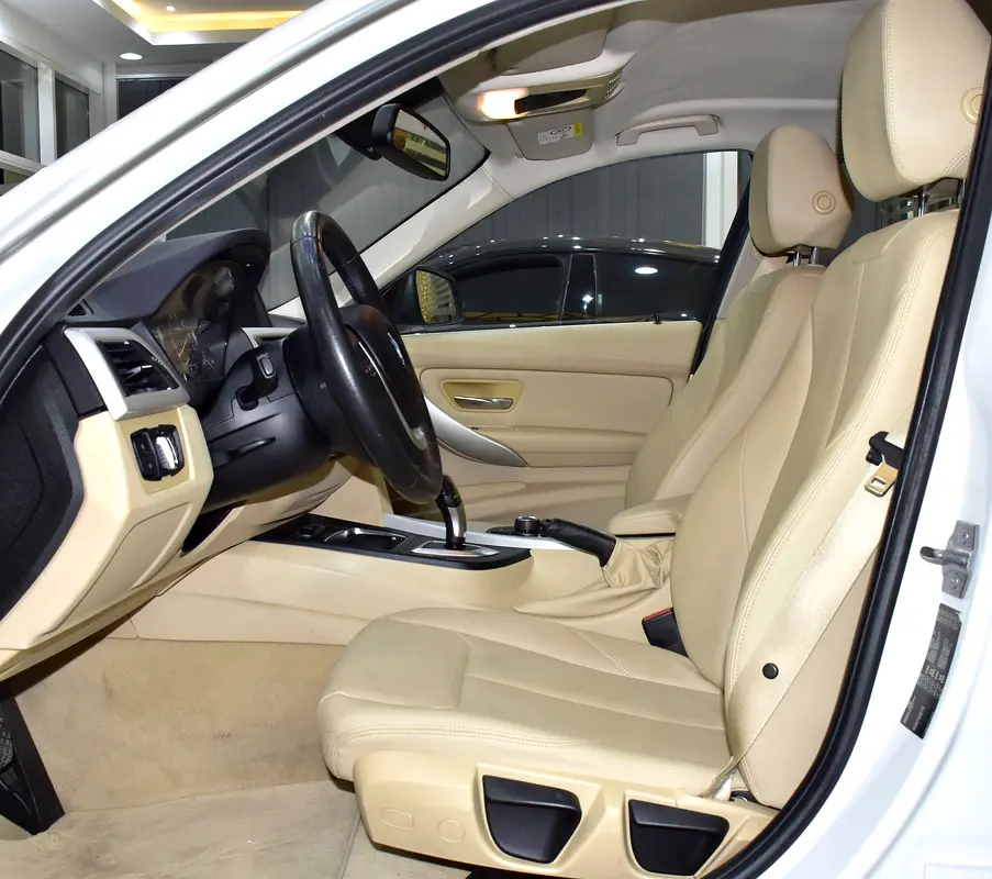 SERVICE HISTORY STICKER & DATA AVAILABLE! BMW 318i ( 2016 Model ) in White Color GCC Specs - Image 10