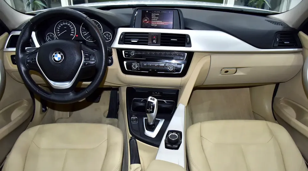 SERVICE HISTORY STICKER & DATA AVAILABLE! BMW 318i ( 2016 Model ) in White Color GCC Specs - Image 11