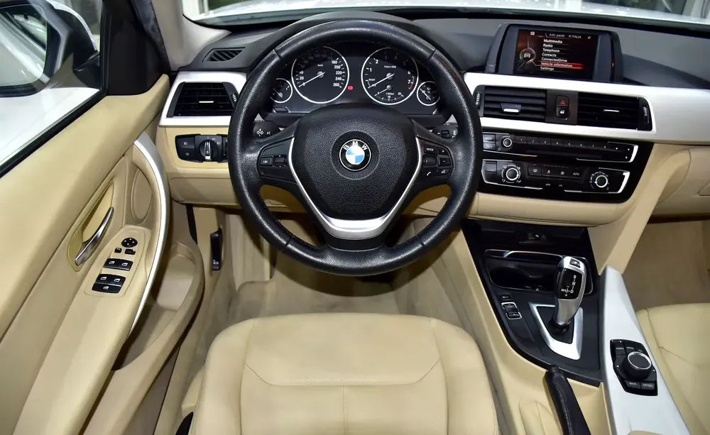 SERVICE HISTORY STICKER & DATA AVAILABLE! BMW 318i ( 2016 Model ) in White Color GCC Specs - Image 12