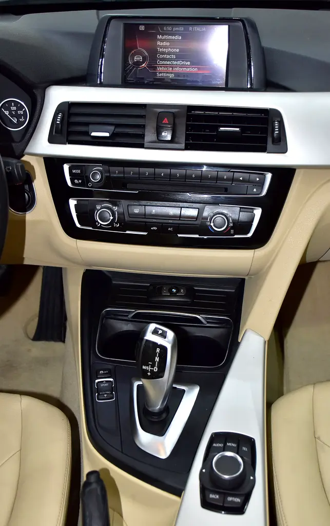 SERVICE HISTORY STICKER & DATA AVAILABLE! BMW 318i ( 2016 Model ) in White Color GCC Specs - Image 13