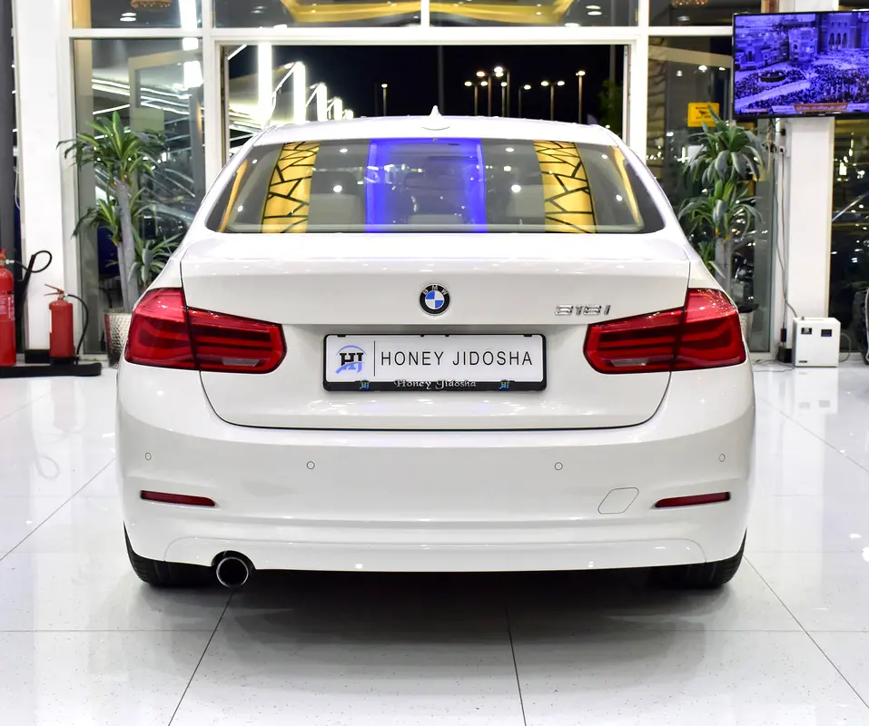 SERVICE HISTORY STICKER & DATA AVAILABLE! BMW 318i ( 2016 Model ) in White Color GCC Specs - Image 5
