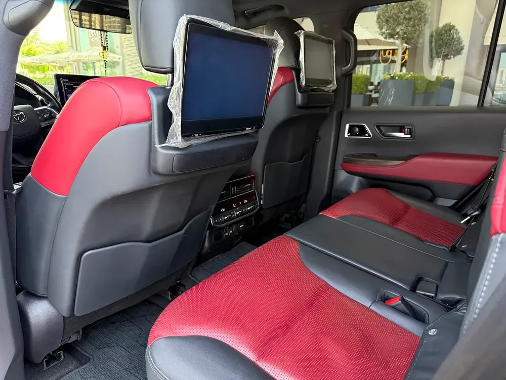 Toyota Land Cruiser VXR 2022 GCC Specs - Image 12