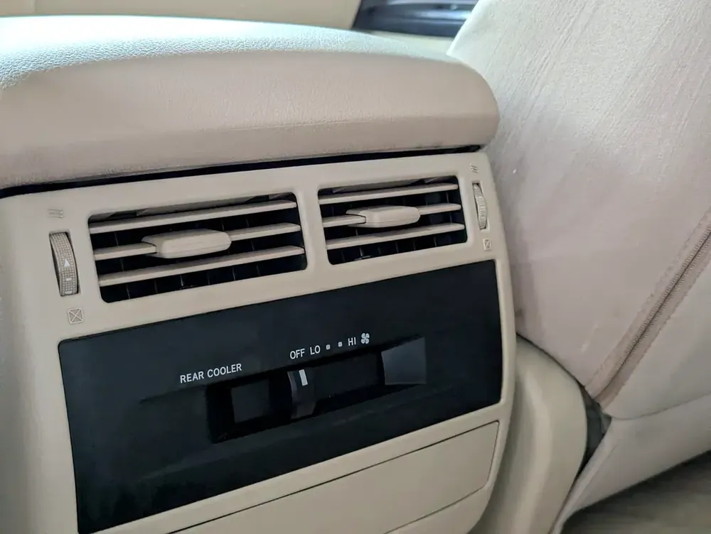 TOYOTA LAND CRUISER 2019 DIESEL V8 D-4D GCC ACCIDENT FREE IN EXCELLENT CONDITION - Image 10