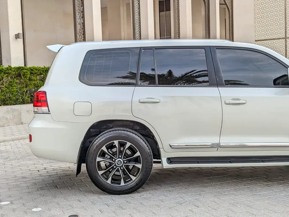 TOYOTA LAND CRUISER 2019 DIESEL V8 D-4D GCC ACCIDENT FREE IN EXCELLENT CONDITION - Image 14