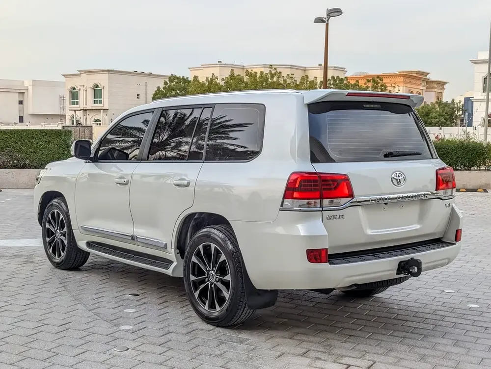 TOYOTA LAND CRUISER 2019 DIESEL V8 D-4D GCC ACCIDENT FREE IN EXCELLENT CONDITION - Image 16