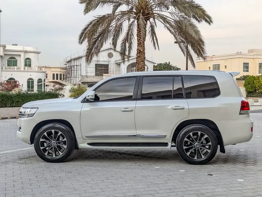 TOYOTA LAND CRUISER 2019 DIESEL V8 D-4D GCC ACCIDENT FREE IN EXCELLENT CONDITION - Image 17