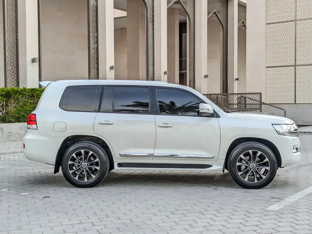 TOYOTA LAND CRUISER 2019 DIESEL V8 D-4D GCC ACCIDENT FREE IN EXCELLENT CONDITION - Image 18