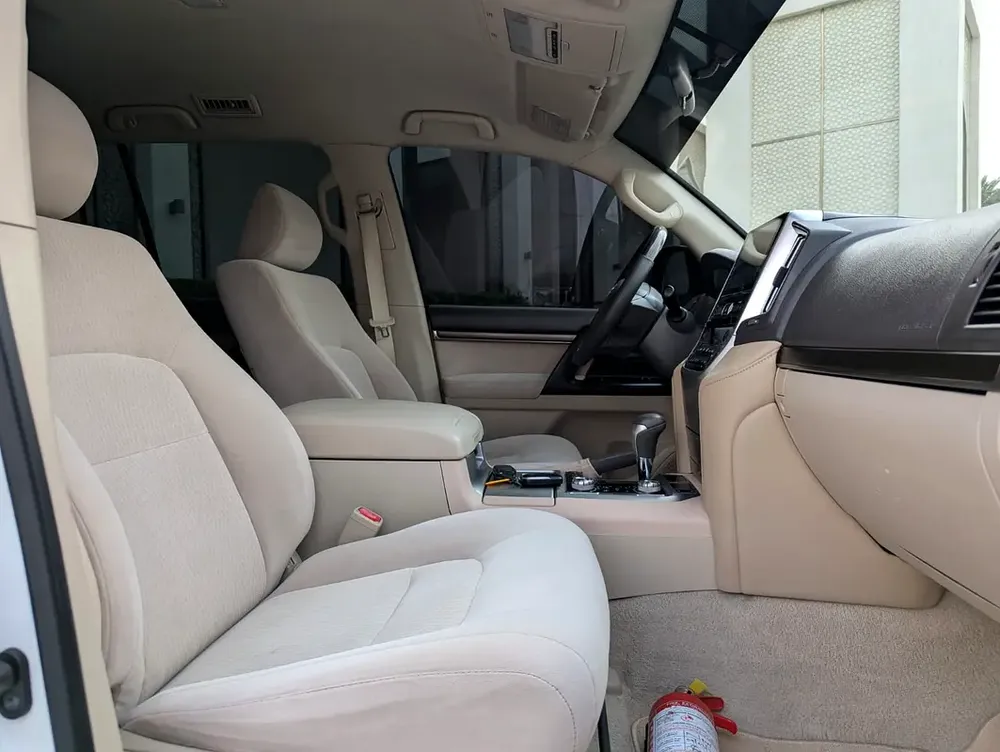 TOYOTA LAND CRUISER 2019 DIESEL V8 D-4D GCC ACCIDENT FREE IN EXCELLENT CONDITION - Image 4