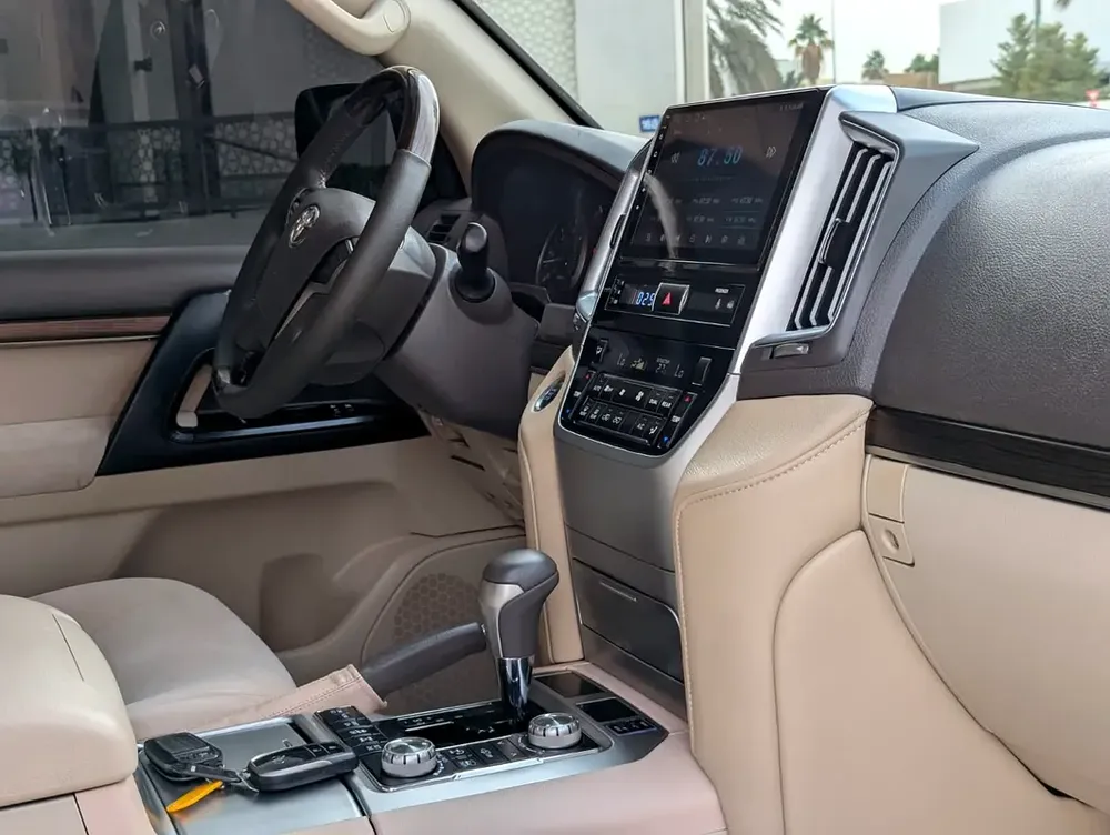 TOYOTA LAND CRUISER 2019 DIESEL V8 D-4D GCC ACCIDENT FREE IN EXCELLENT CONDITION - Image 5