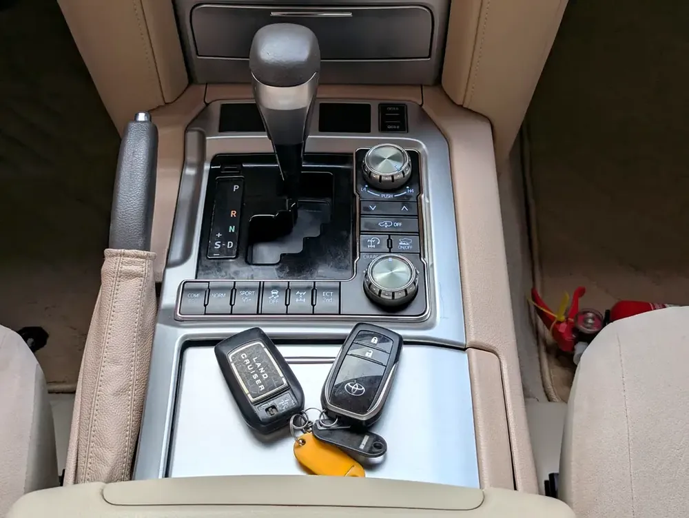 TOYOTA LAND CRUISER 2019 DIESEL V8 D-4D GCC ACCIDENT FREE IN EXCELLENT CONDITION - Image 9