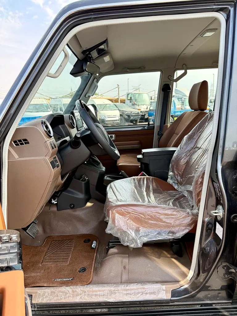2025 Toyota Land Cruiser 70 Series LC 79 Base - GCC Specs - Brand New! - Image 9
