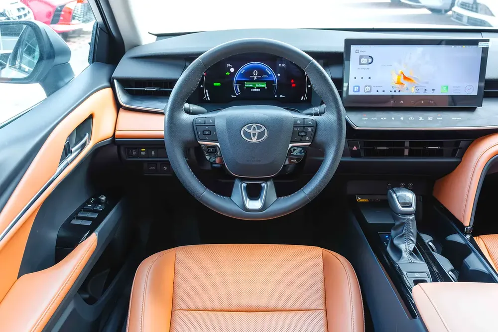 Toyota Camry Elite 2.0 HEV 2024 (White&Tan) FOR EXPORT - Image 11