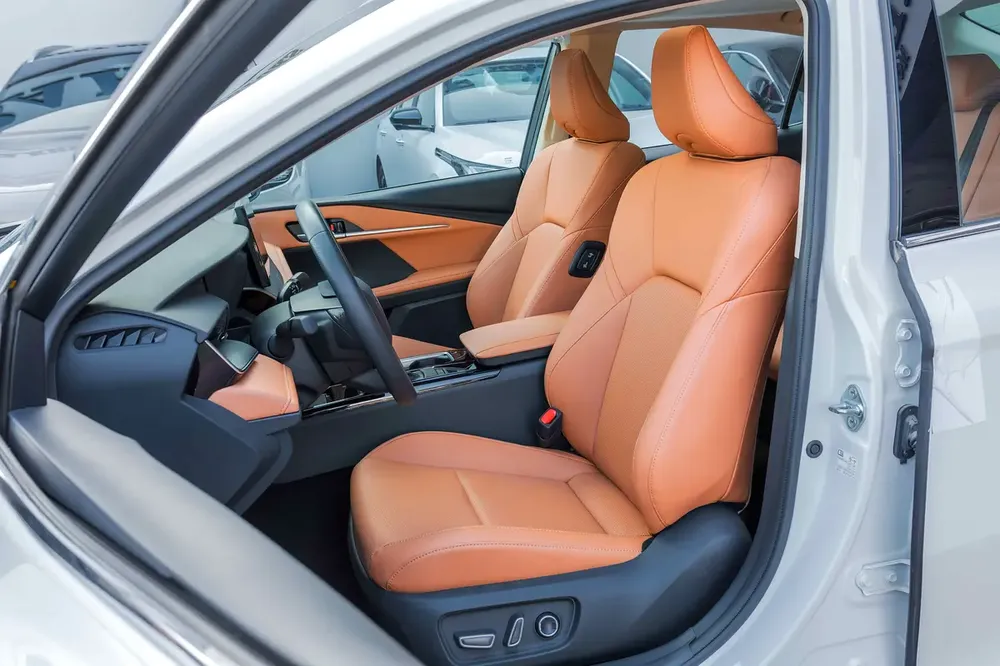 Toyota Camry Elite 2.0 HEV 2024 (White&Tan) FOR EXPORT - Image 13
