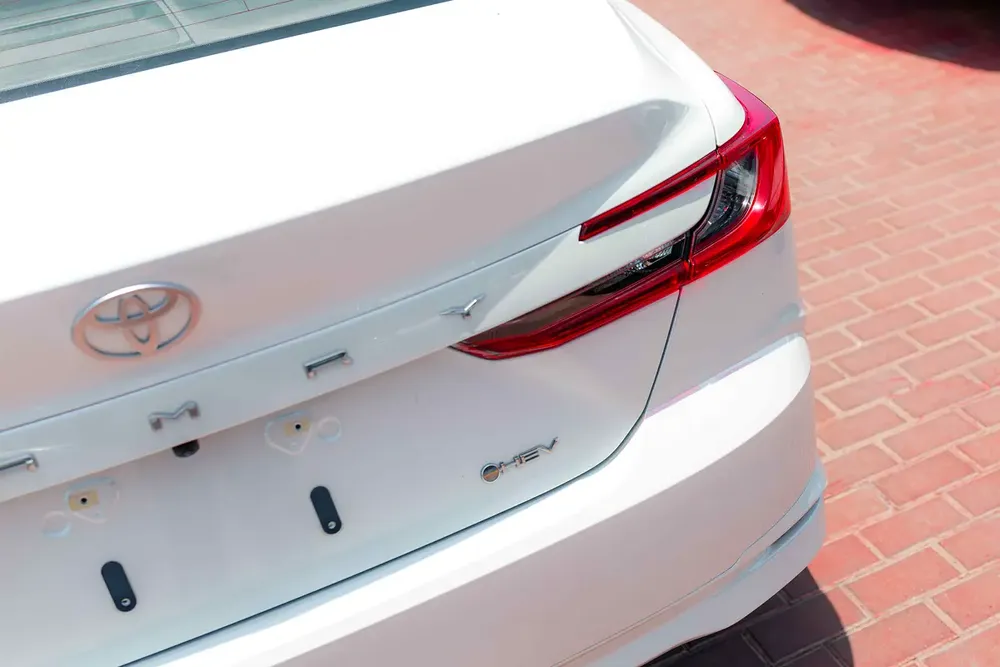 Toyota Camry Elite 2.0 HEV 2024 (White&Tan) FOR EXPORT - Image 7