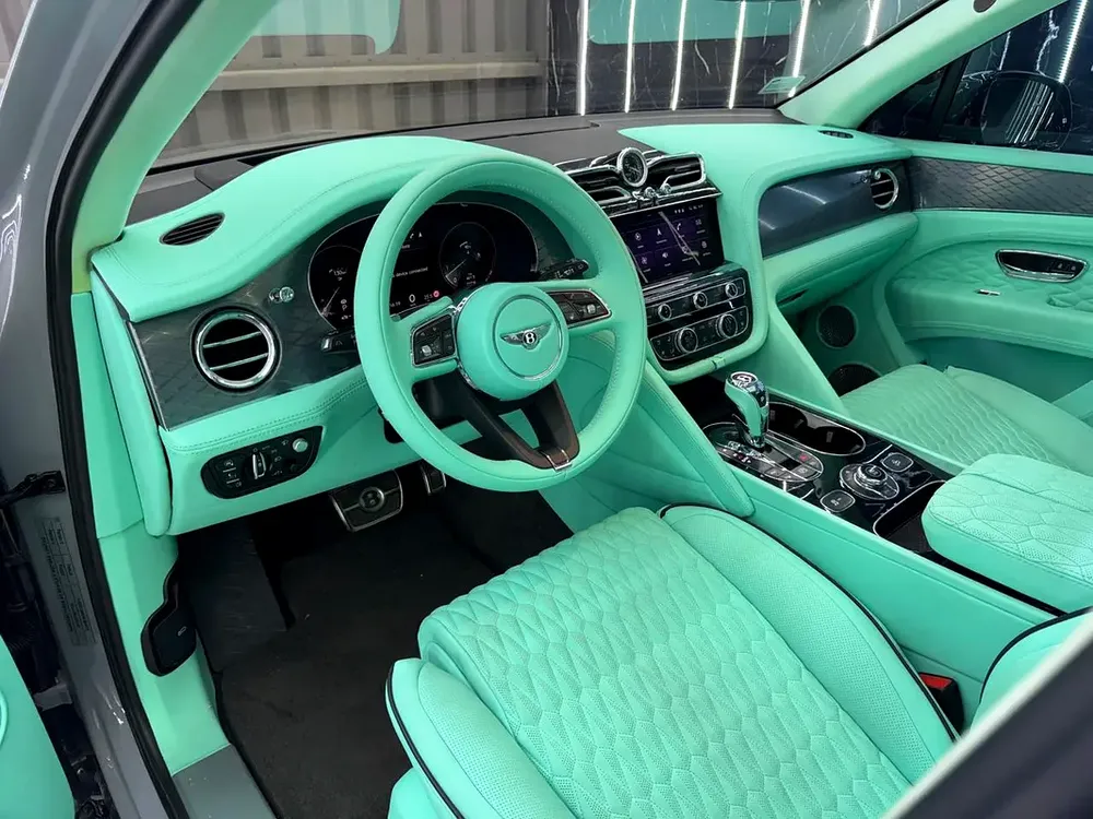 Bentley Bentayga V8 | First Edition | Rare Interior | GCC  | Original Paint - Image 11