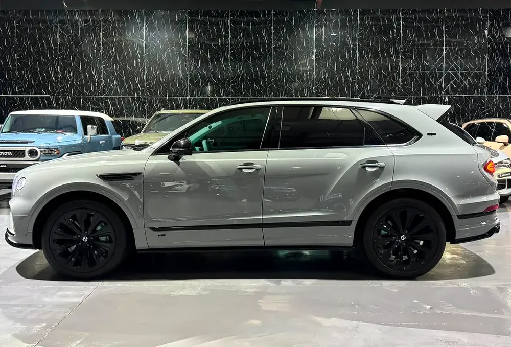 Bentley Bentayga V8 | First Edition | Rare Interior | GCC  | Original Paint - Image 7