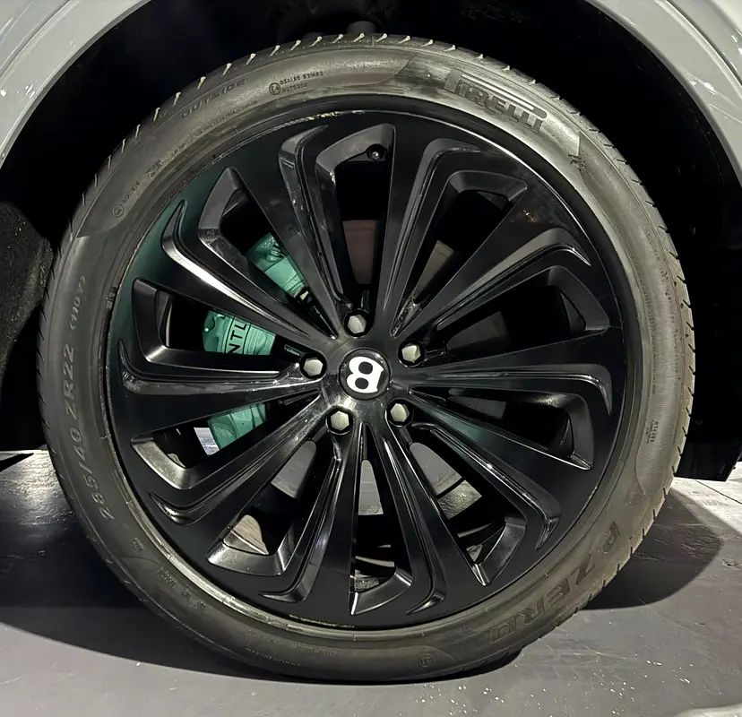 Bentley Bentayga V8 | First Edition | Rare Interior | GCC  | Original Paint - Image 9