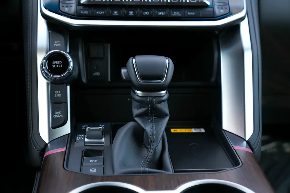 Toyota Land Cruiser GXR 4.0 Full Option Radar 2026 - Image 20