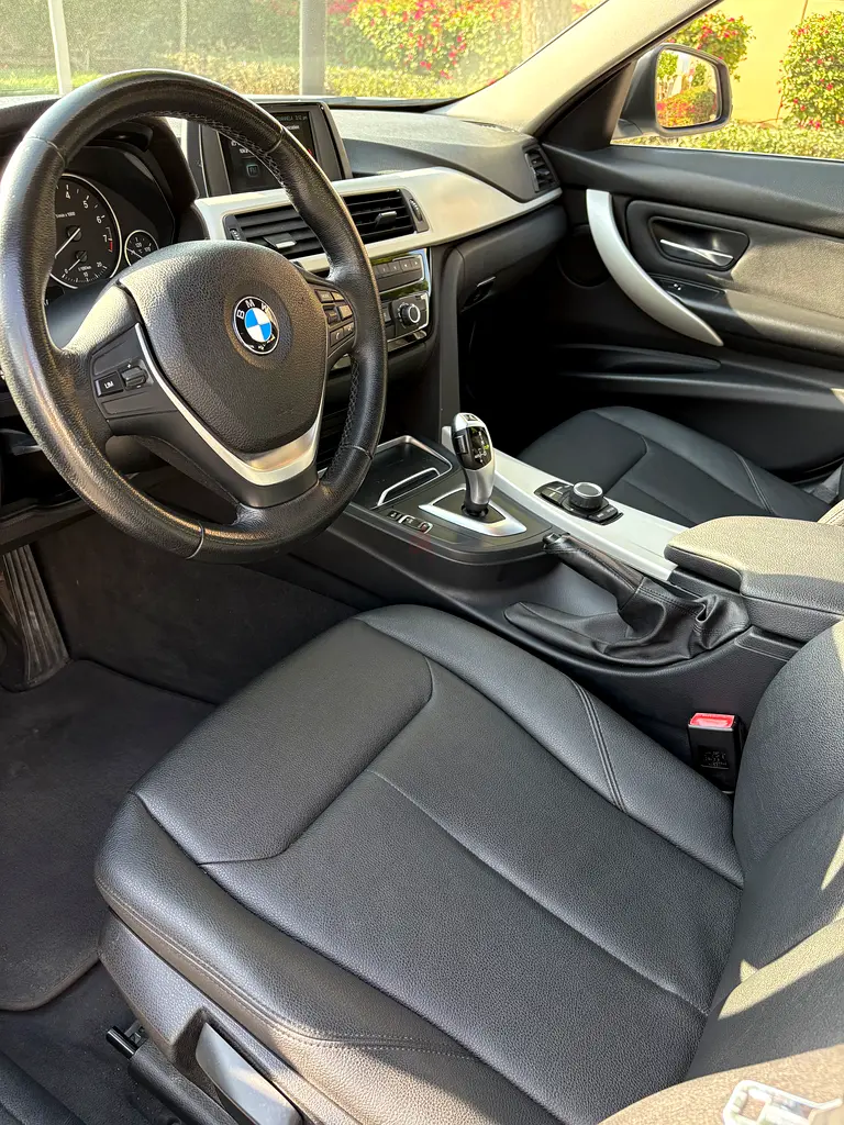 BMW 318i 2018 GCC | Full AGMC History | Original Paint | New Tyres  Brakes | 102k km - Image 5