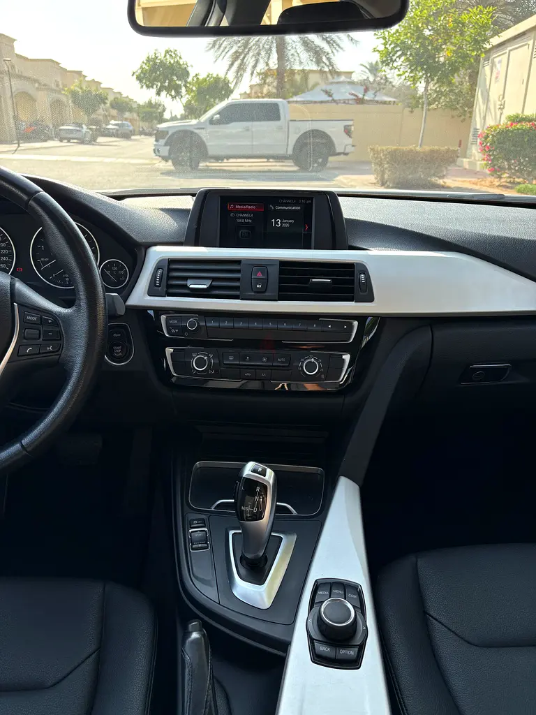 BMW 318i 2018 GCC | Full AGMC History | Original Paint | New Tyres  Brakes | 102k km - Image 7