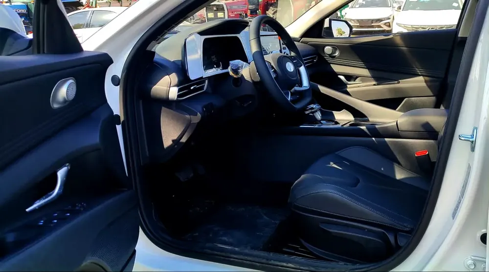 Hyundai Elantra 1.5L Full Option 2025 Model Brand New - Image 15