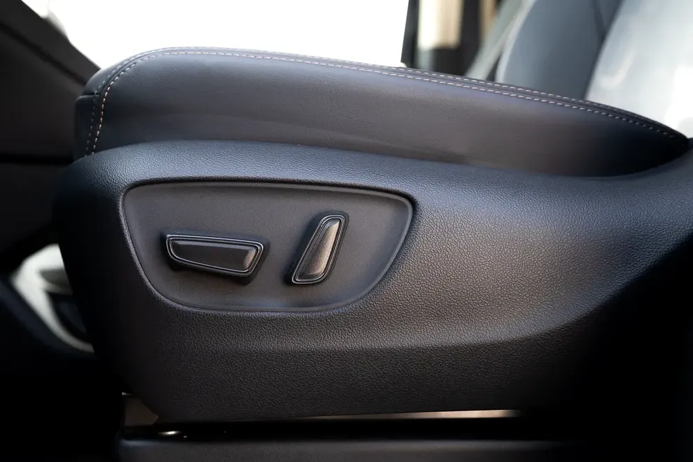 Premium 6 seater Diesel 2.8L Automatic Transmission 2025 - Image 8
