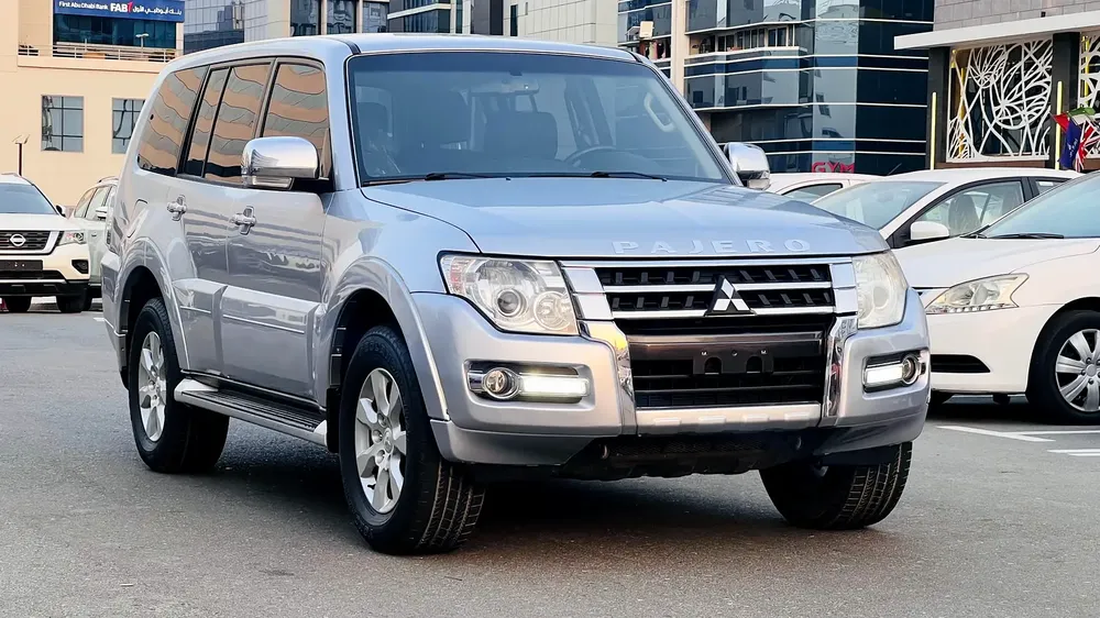 PAJERO 4X4 GCC SPEC, SINGLE OWNER ACCIDENT FREE 100% BANK FINANCE ALSO AVAILABLE - Image 4