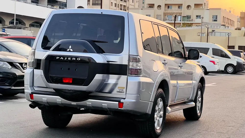 PAJERO 4X4 GCC SPEC, SINGLE OWNER ACCIDENT FREE 100% BANK FINANCE ALSO AVAILABLE - Image 5