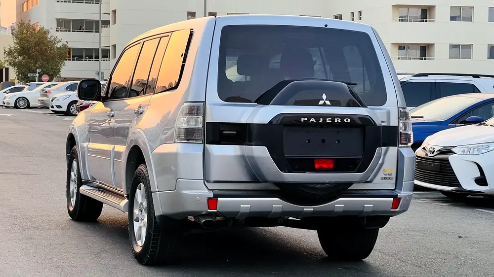PAJERO 4X4 GCC SPEC, SINGLE OWNER ACCIDENT FREE 100% BANK FINANCE ALSO AVAILABLE - Image 7