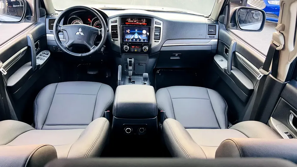 PAJERO 4X4 GCC SPEC, SINGLE OWNER ACCIDENT FREE 100% BANK FINANCE ALSO AVAILABLE - Image 8