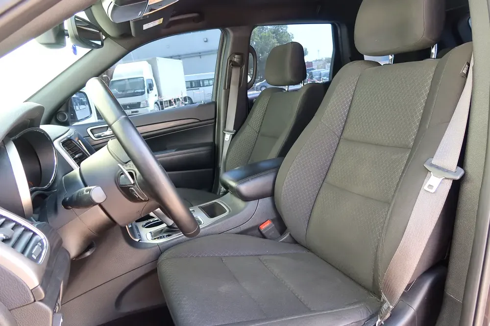 2019 Jeep Grand Cherokee Laredo - GCC Specs - Excellent Condition! - Image 12
