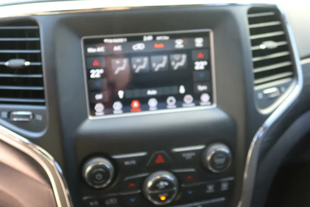 2019 Jeep Grand Cherokee Laredo - GCC Specs - Excellent Condition! - Image 14