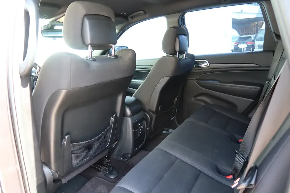 2019 Jeep Grand Cherokee Laredo - GCC Specs - Excellent Condition! - Image 17