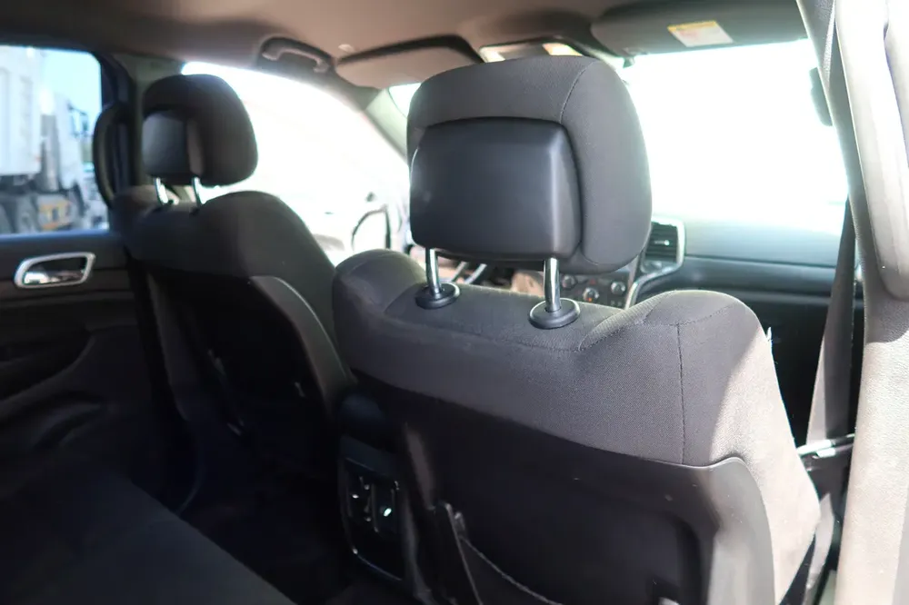 2019 Jeep Grand Cherokee Laredo - GCC Specs - Excellent Condition! - Image 19
