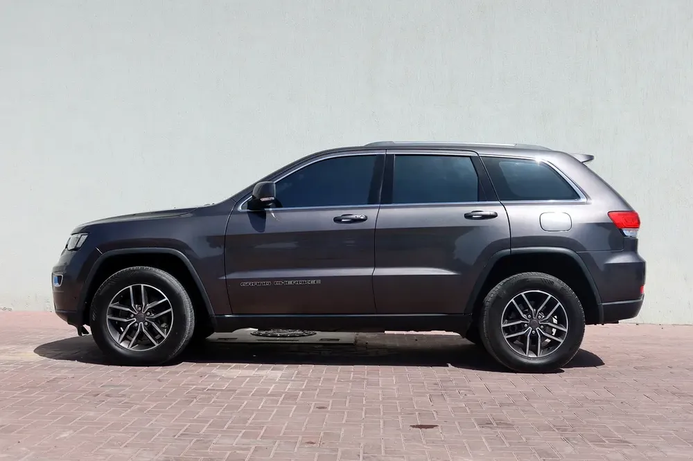 2019 Jeep Grand Cherokee Laredo - GCC Specs - Excellent Condition! - Image 5
