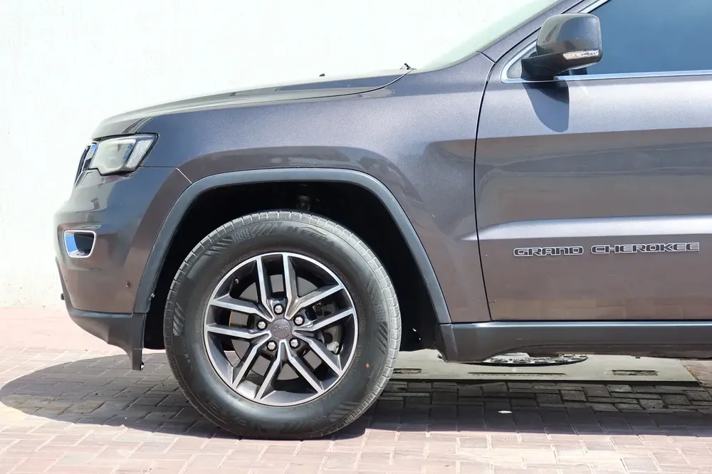 2019 Jeep Grand Cherokee Laredo - GCC Specs - Excellent Condition! - Image 6