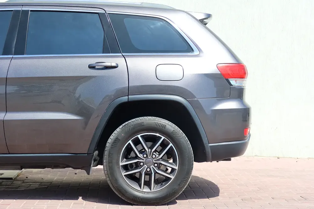 2019 Jeep Grand Cherokee Laredo - GCC Specs - Excellent Condition! - Image 7
